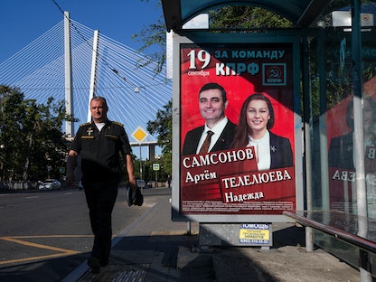 ملصق لمرشح الحزب الشيوعي قبل الانتخابات البرلمانية في فلاديفوستوك، روسيا، 12 سبتمبر 2021 - REUTERS