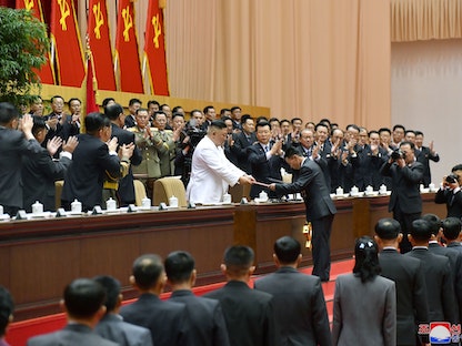 الزعيم الكوري الشمالي كيم جونغ أون في ختام مؤتمر لأمناء الخلايا بالحزب الشيوعي ببيونغ يانغ - 9 أبريل 2021 - REUTERS
