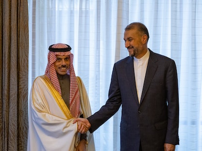 وزير الخارجية السعودي الأمير فيصل بن فرحان ونظيره الإيراني حسين أمير عبد اللهيان في لقاء على هامش اجتماع "بريكس" في جنوب إفريقيا. 2 يونيو 2023 - twitter/KSAMOFA