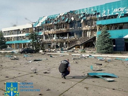 مفتش يتفقد الأضرار التي لحقت بميناء إسماعيل لتصدير الحبوب بعد هجوم بطائرات مسيرة روسية منطقة أوديسا في أوكرانيا. 2 أغسطس 2023 - REUTERS