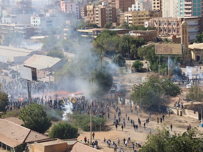 مظاهرة في الخرطوم ضد الحكم العسكري وسط إطلاق الغاز المسيل للدموع من قبل قوات الأمن- 7 فبراير 2022 - REUTERS
