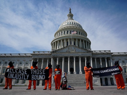ناشطون أمام مبنى الكابيتول الأميركي يرتدون بزات برتقالية مشابهة لبزات معتقلي جوانتانامو يطالبون بإغلاق المعتقل وإطلاق سرح المحتجزين فيه. واشنطن. 5 أبريل 2023 - REUTERS