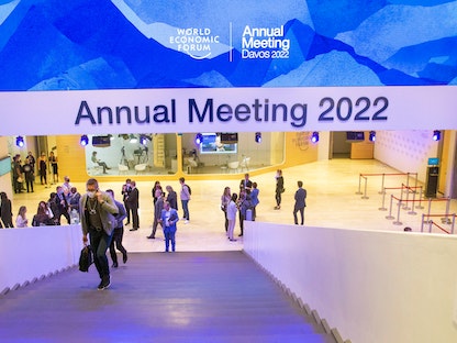 توافد الزوار لمركز المؤتمرات مكان انعقاد المنتدى الاقتصادي العالمي 2022 في دافوس. - REUTERS