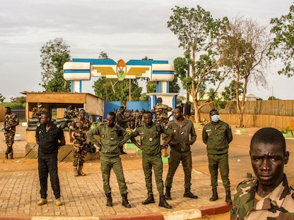 عناصر أمنية في النيجر خلال مظاهرة أمام مقر السفارة الفرنسية في العاصمة نيامي. 11 أغسطس 2023 - REUTERS