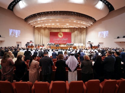 نواب عراقيون يحضرون الجلسة الافتتاحية للبرلمان في بغداد. 9 يناير 2022 - AFP