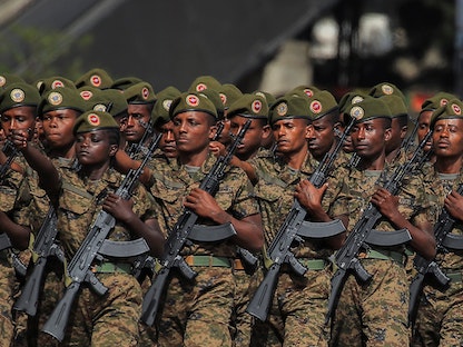 عرض عسكري للاحتفال بتنصيب رئيس الوزراء الإثيوبي آبي أحمد في أديس أبابا - REUTERS