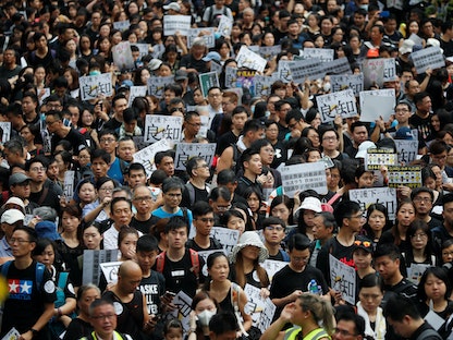 تظاهرة لمعلّمين خلال مسيرة نظمتها "نقابة المدرسين المحترفين في هونج كونج" - 17 أغسطس 2019 - REUTERS