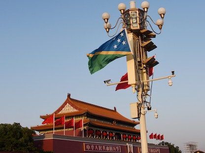 علما جزر سليمان والصين يرفرفان في ساحة تيانانمين ببكين - 7 أكتوبر 2019 - REUTERS