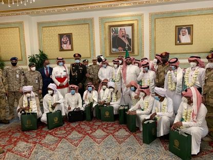 الأسرى السعوديون والسودانيون العائدون لدى استقبالهم في قاعدة الملك سلمان الجوية بالرياض 