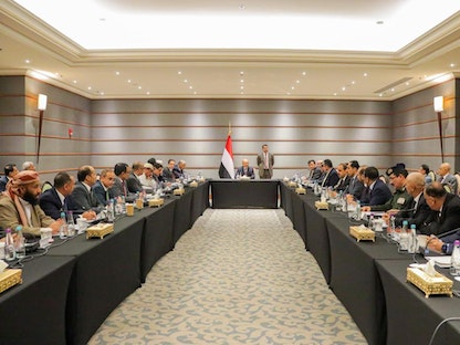 رئيس مجلس القيادة الرئاسي اليمني رشاد العليمي خلال اجتماع لأعضاء مجلس القيادة ورئيس وأعضاء الحكومة والمحافظين- 15 أبريل 2022 - sabanew.net