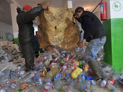 نفايات من البلاستيك في محطة لإعادة التدوير في تونس - AFP