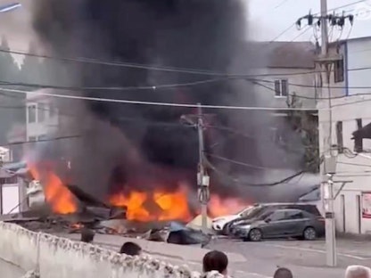 صور نشرتها وسائل إعلام محلية صينية لحادث سقوط طائرة عسكرية في منطقة سكنية - 9 يونيو 2022. - CCTV