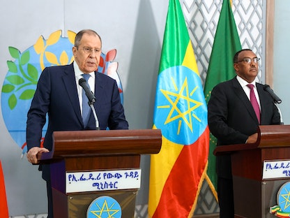 وزير الخارجية الروسي سيرجي لافروف ونظيره الإثيوبي دمقي مكونن يعقدان مؤتمراً صحافياً مشتركاً عقب محادثاتهما في أديس أبابا- 27 يوليو 2022 - AFP