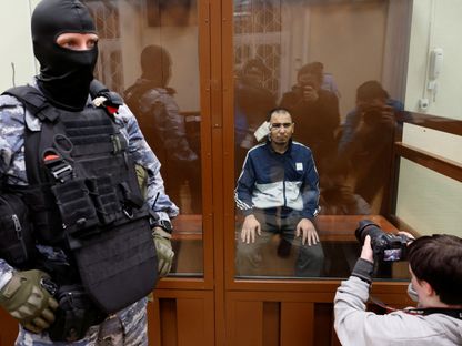 رجل أمن يقف أمام قفص اتهام حيث يخضع أحد المشتبه بهم في الهجوم على قاعة للحفلات الموسيقية في موسكو للمحاكمة بمقاطعة باسماني. 24 مارس 2024 - REUTERS