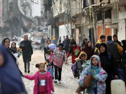 فلسطينيون يغادرون منازلهم في طريقهم إلى "مناطق آمنة" بينما يحملون أمتعتهم مع استمرار الهجمات الإسرائيلية على حي الزيتون في مدينة غزة. 20 فبراير 2024 - AFP