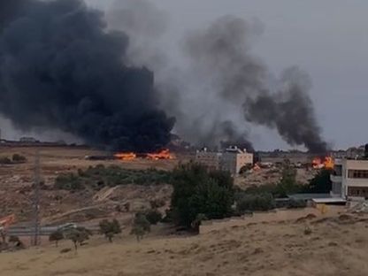 مستوطنون إسرائيليون يشعلون الحرائق في منازل وممتلكات في بلدة دير دبوان شرق رام الله. الضفة الغربية. 04 يونيو 2025 - وكالة الأنباء الفلسطينية وفا"