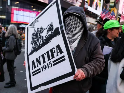 متظاهر يحمل لافتة كُتب عليها "أنتيفا" خلال احتجاج "لا ملوك" المناهضة لسياسات الرئيس الأميركي دونالد ترمب فينيويورك. 18 أكتوبر 2025 - Reuters