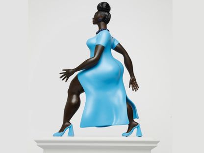 العمل الفني 'سيدة باللون الأزرق' للفنانة تشابالالا سيلف. 15 مارس 2024 - london.gov.uk