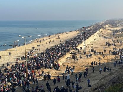 فلسطينيون في طريق العودة إلى منازلهم بشمال غزة بعد انسحاب إسرائيل من محور نتساريم، بعد وقف إطلاق النار، وسط قطاع غزة. 27 يناير 2025 - REUTERS