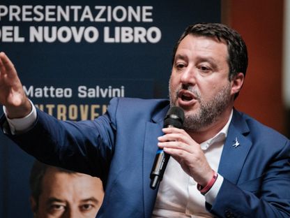 نائب رئيسة الحكومة الإيطالية ماتيو سالفيني يقدّم كتابه Controvento في العاصمة روما. 30 أبريل 2024 - AFP