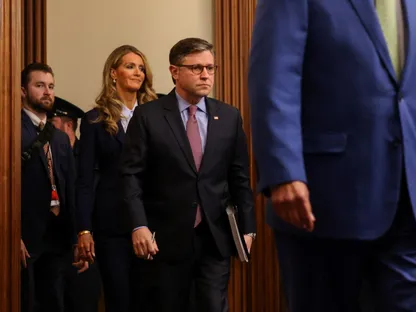 رئيس مجلس النواب الأميركي مايك جونسون قبيل مؤتمر صحافي في مبنى الكابيتول بواشنطن العاصمة. 27 أكتوبر 2025 - REUTERS