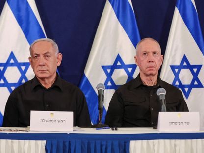 وزير الدفاع الإسرائيلي يوآف جالانت ورئيس الوزراء بنيامين نتنياهو خلال مؤتمر صحافي بقاعدة عسكرية في تل أبيب. 28 أكتوبر 2023 - Reuters