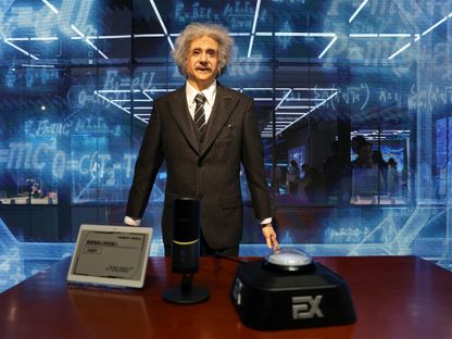 روبوت يشبه الفيزيائي الراحل ألبرت أينشتاين في متجر يبيع الروبوتات في بكين، الصين، 6 أغسطس 2025. - REUTERS