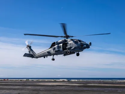 طائرة من طراز MH-60R Sea Hawk على متن حاملة طائرات أميركية. 20 أغسطس 2025 - x/USPacificFleet