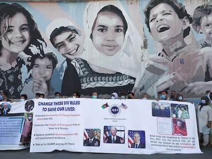 مترجمون ومتعاونون سابقون مع القوات الأميركية في أفغانستان، يحملون لافتات خلال مظاهرة للمطالبة بسلامتهم أمام السفارة الأميركية في كابول. 25 يونيو 2021 - REUTERS