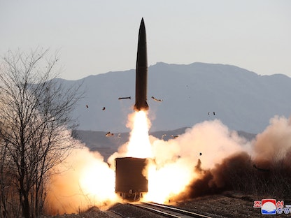 إطلاق صاروخ من قطار في مكان غير معروف في كوريا الشمالية، 14 يناير 2022 - via REUTERS