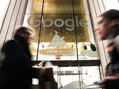 مشاة يمرّون قرب مقر شركة غوغل في حي مانهاتن بمدينة نيويورك الأميركية - 17 ديسمبر 2018 - REUTERS