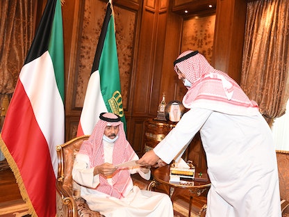 أمير الكويت الشيخ نواف الأحمد الجابر الصباح يتسلم استقالة الحكومة من الشيخ صباح خالد الحمد الصباح رئيس مجلس الوزراء - 8 نوفمبر 2021 - Twitter/@kuna_ar