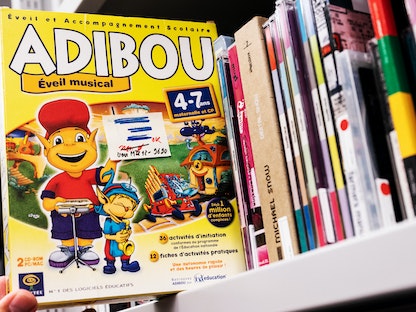 لعبة الفيديو التعليمية Adiboo التي تنتمي إلى مجموعة Charles Cros كما تبدو محفوظة في مكتبة فرانسوا ميتران الوطنية في العاصمة الفرنسية باريس - 4 أغسطس 2022  - AFP