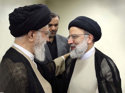 إبراهيم رئيسي الفائز في الانتخابات الإيرانية يتحدث في لقاء سابق مع المرشد الإيراني علي خامنئي - leader.ir