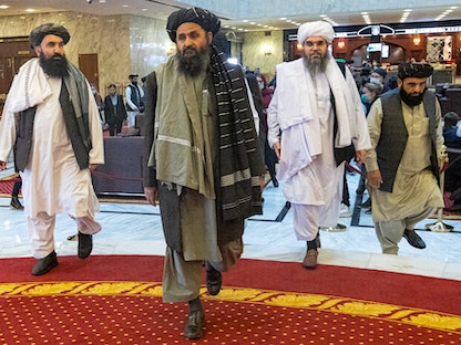 نائب رئيس حركة طالبان عبدالغني برادار (وسط) وأعضاء آخرون في الحركة خلال محادثات السلام في العاصمة الروسية موسكو 18 مارس 2021 - AFP