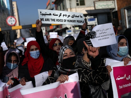 أفغانيات خلال مسيرة احتجاجية ضد القيود التي تفرضها حركة طالبان على النساء، كابول - 28 ديسمبر 2021. - REUTERS