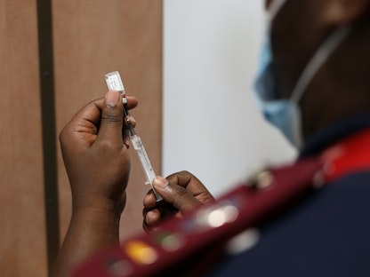 ممرضة تحضر جرعة من لقاح فيروس كورونا مع انتشار متغير  أوميكرون الجديد في جنوب إفريقيا. 29 نوفمبر 2021.  - REUTERS