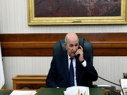 الرئيس الجزائري عبد المجيد تبون خلال مكالمة هاتفية مع الرئيس الفرنسي إيمانويل ماكرون. 18 يونيو 2022 - وكالة الأنباء الجزائرية