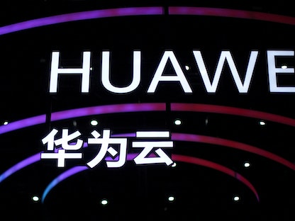 شعار شركة "هواوي" الصينية لتصنيع الهواتف الذكية في "Huawei Connect" بمدينة شنغهاي- 23 سبتمبر 2020 - REUTERS
