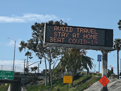 لافتة في ولاية كاليفورنيا تطلب من المواطنين البقاء في المنزل وتجنب السفر لمكافحة كورونا - Getty 