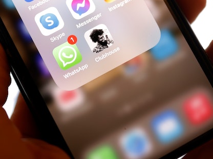 تطبيق واتساب بجانب عدد من التطبيقات الشهيرة منها "كلوب هاوس" على شاشة هاتف آيفون - AFP
