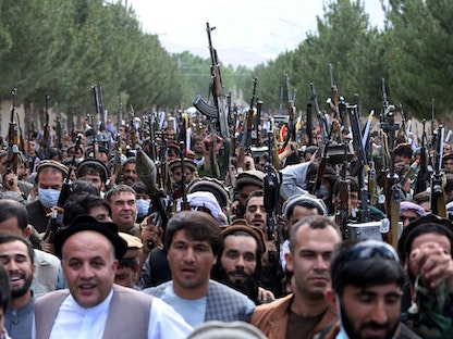 مئات المسلحين الأفغان يعلنون دعمهم للحكومة في مواجهة حركة طالبان التي أعلنت سيطرتها على مساحات واسعة من البلاد بعد انسحاب القوات الأميركية - 23 يونيو 2021 - REUTERS