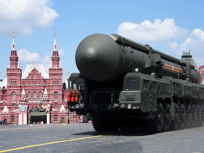 صاروخ روسي باليستي عابر للقارات خلال احتفالات يوم النصر في الساحة الحمراء بموسكو - 24 يونيو 2020 - via REUTERS