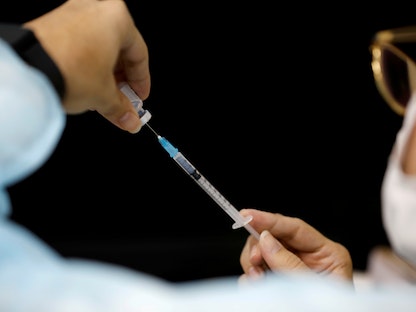 تجهيز جرعة من لقاح كورونا في مركز أشدود للتطعيم، إسرائيل، 4 يناير 2021 - REUTERS