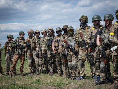مقاتلون من "كتيبة آزوف" خلال تدريبات بعد الغزو الروسي لأوكرانيا - wsj.com