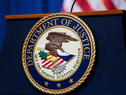 شعار وزارة العدل الأميركية يظهر في مقر الوزارة بواشنطن. 24 يناير 2023 - REUTERS