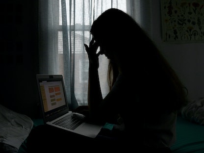 فتاة أميركية بولاية فرجينيا تعاني من الاكتئاب، وسط تفشي جائحة كورونا- يونيو 2021 - AFP