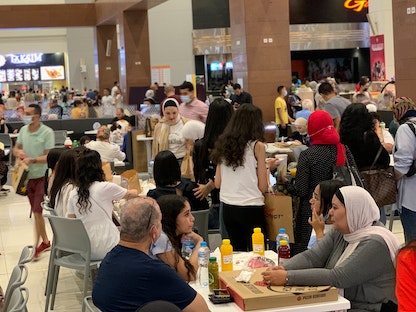 عائلات مصرية تتناول الإفطار خلال شهر رمضان في أحد مطاعم العاصمة القاهرة- 12 مايو 2021 - REUTERS