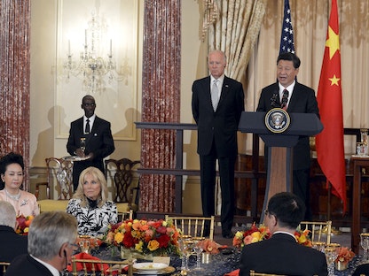 الرئيس الصيني شي جين بينج يلقي كلمة، بينما يستمع الرئيس الأميركي جو بايدن، عندما كان نائباً للرئيس، خلال مأدبة غداء بوزارة الخارجية في واشنطن، 25 سبتمبر 2015 - REUTERS