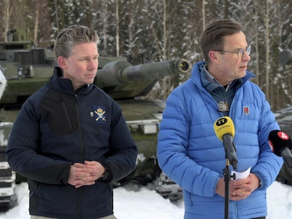رئيس الوزراء السويدي أولف كريسترسون ووزير الدفاع بال جونسون يحضران مؤتمراً صحفياً في فوج نوربوتن I19 في بودن بالسويد. 24 فبراير 2023 - REUTERS